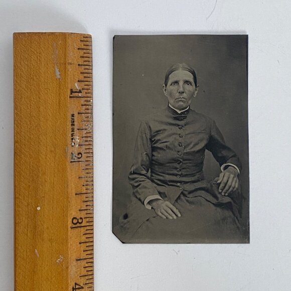 1800s Ferro Tintype Older Woman Serious Look Severe Hair Chair Studio Portrait - Picture 4 of 5